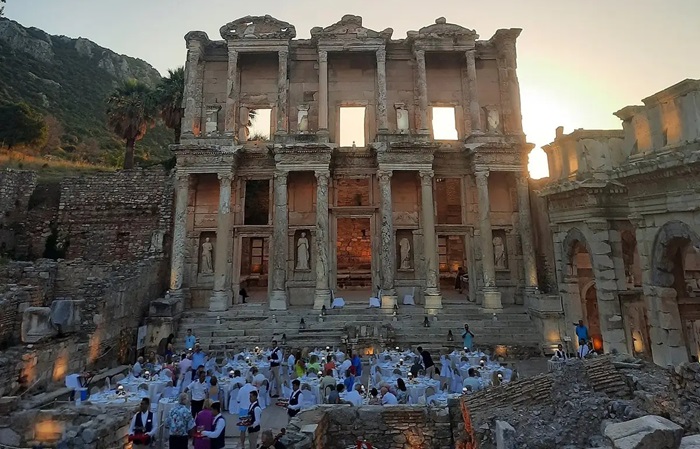 Bakanlığın Gece Müzeciliği ile Özel Davet Çelişkisi: Efes’in Kapıları Nasıl Kapandı?